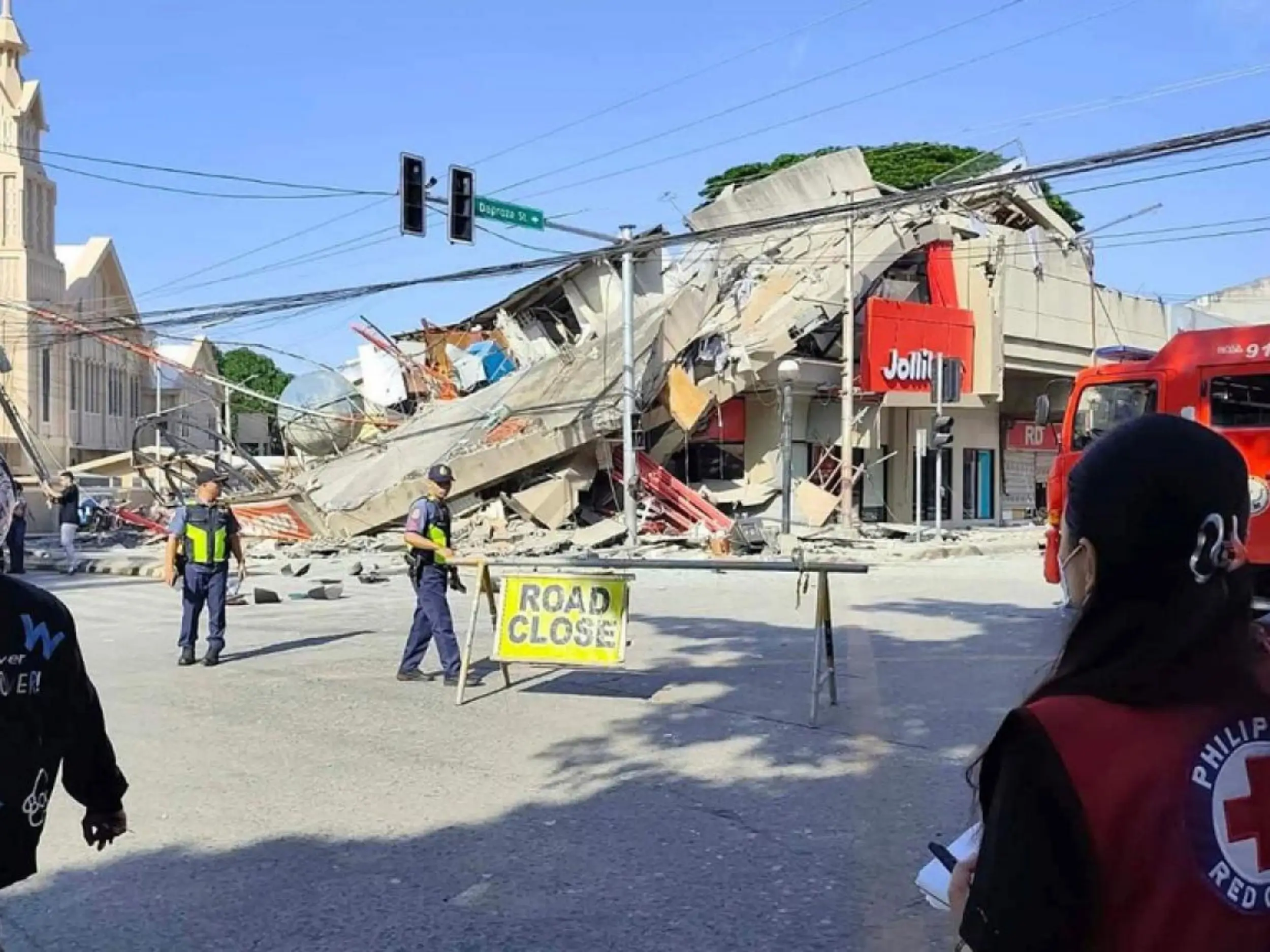 Magnitude Quake in the Philippines Kills at Least 19